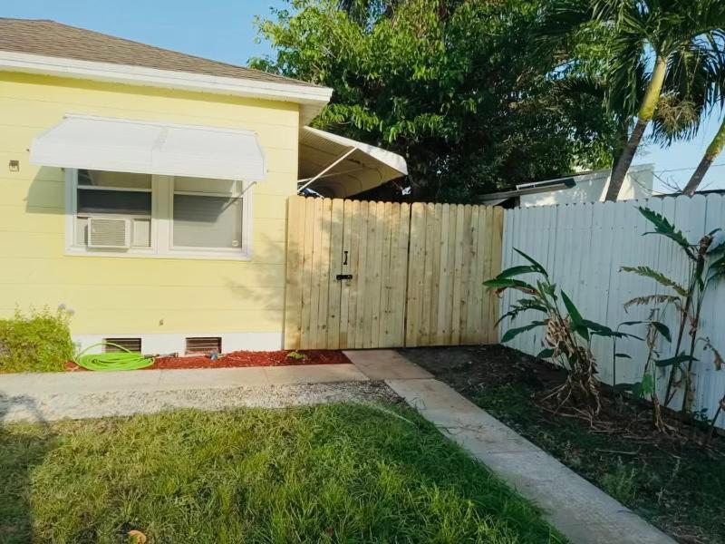 5 Min To Beach Large Living Room Fenced Backyard Bbq Firepit Driveway Boat Parking レイク・ワース エクステリア 写真